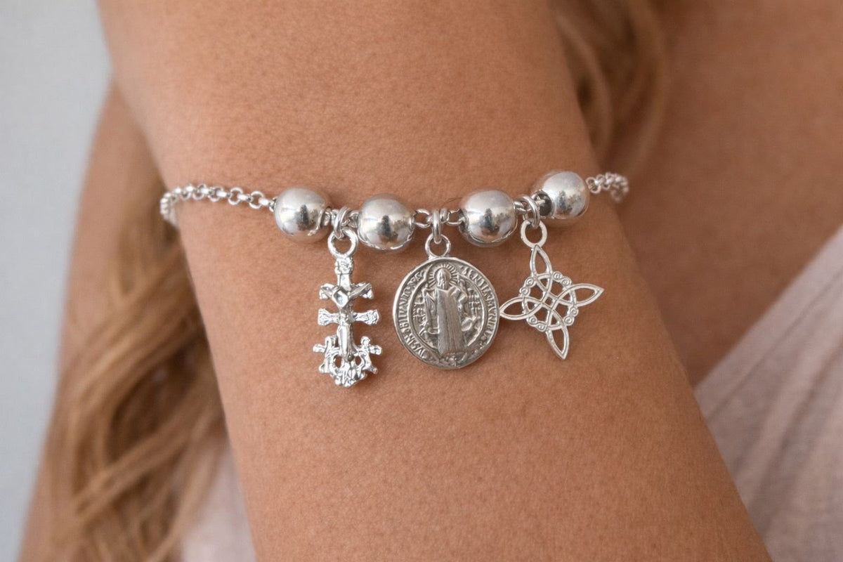 PULSERA DE PLATA DE LEY 925 CON CRUZ DE CARAVACA, MEDALLA Y NUDO DE BRUJA
