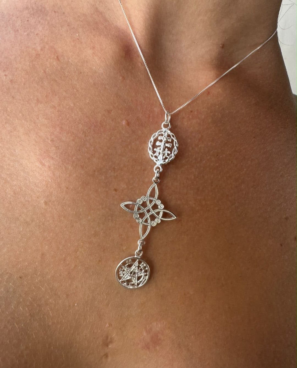 COLLAR TRIPLE SÍMBOLO · PLATA DE LEY 925