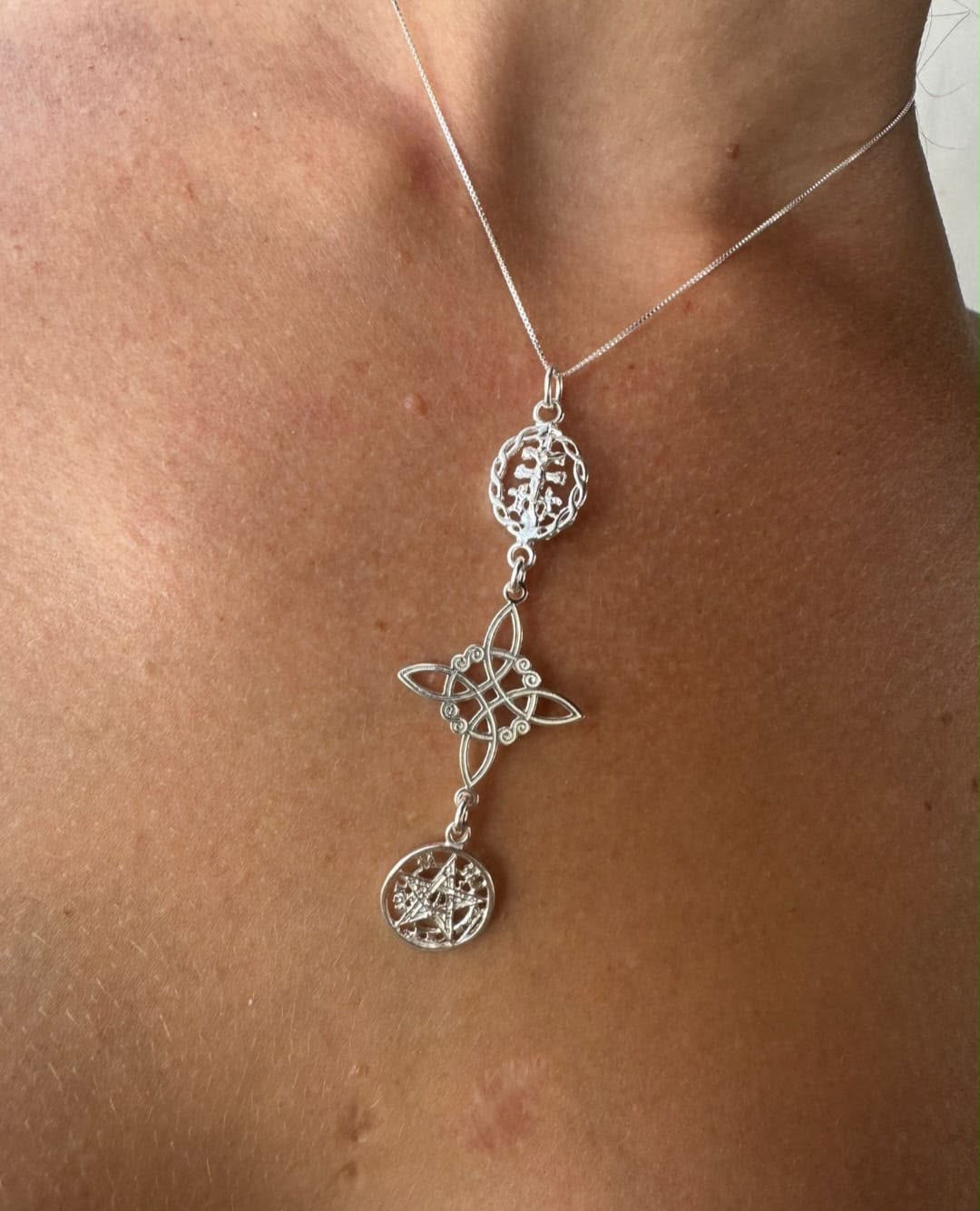 COLLAR TRIPLE SÍMBOLO · PLATA DE LEY 925
