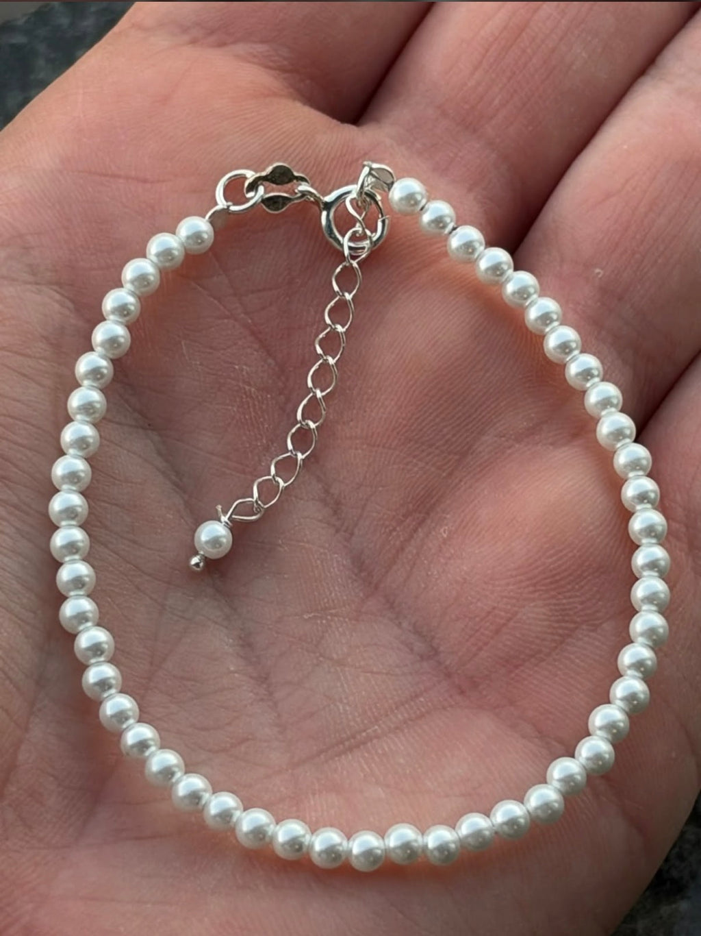 Pulsera de perlas blancas
